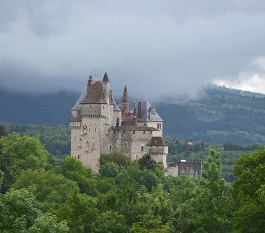 Le Château de Menthon-Saint-Bernard dans la brume